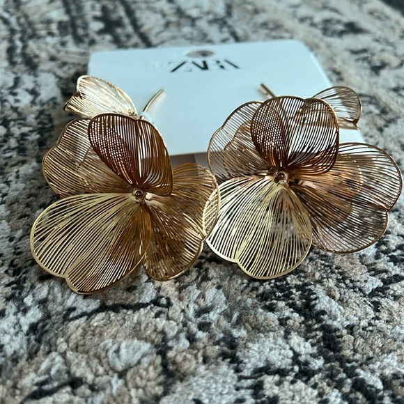 NWT: Zara flower drop earrings in gold - Picture 2 of 4